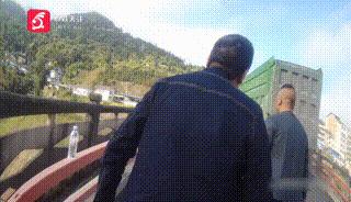 DƬ